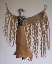 Fågelkvinna - 30 cm råhud, trä, pärlor.